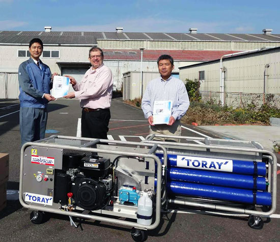2013年12月4日（水）、水道機工㈱（東レ子会社）厚木工場にて運転説明と寄贈の贈呈が行われました。