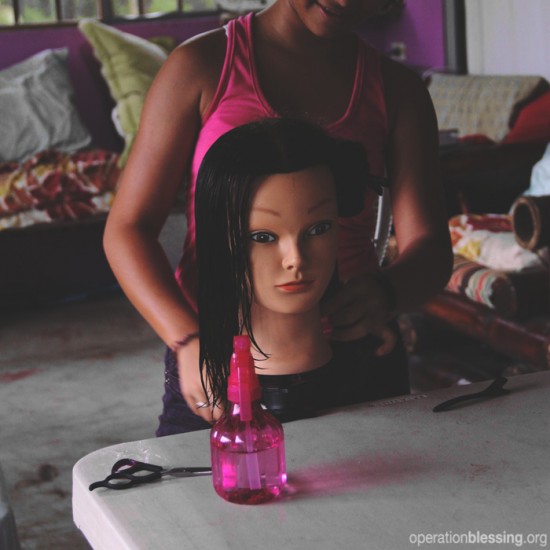 オペレーション・ブレッシングはコスタリカで、人身売買の被害者である少女たちが美容師として働けるように、職業訓練を行っています。