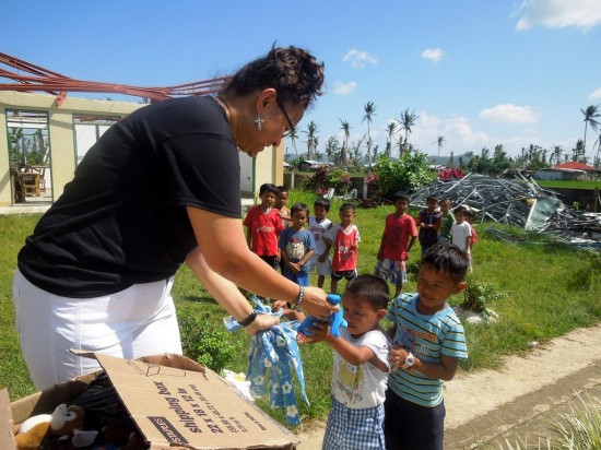 オペレーション・ブレッシングはフィリピンの台風30号被災地で子供たちの心のケアを行っています。