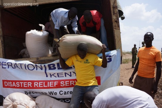オペレーション・ブレッシングは、内戦の続く南スーダンから隣国ケニヤに逃れてきた人々の一環としてトウモロコシを配布しました。