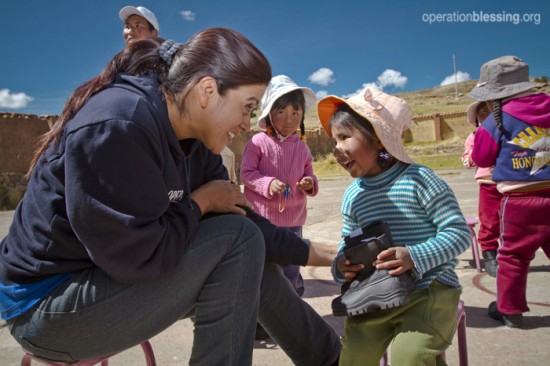 オペレーション・ブレッシングはトムスシューズ社から寄贈された暖かいブーツをペルーの子供たちにプレゼントしました。