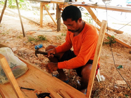 台風で漁船を失った漁師のマックスさんは、オペレーション・ブレッシングの漁船建造プロジェクトに参加しています。