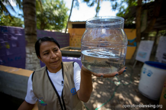 【ジカ熱対策支援】中南米エルサルバドルに防虫剤配合の蚊帳8,870張を寄贈