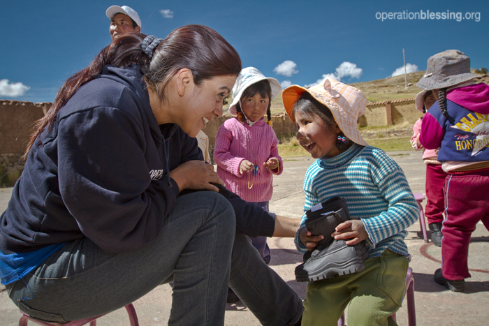 オペレーション・ブレッシングはトムスシューズ社から寄贈された暖かいブーツをペルーの子供たちにプレゼントしました。